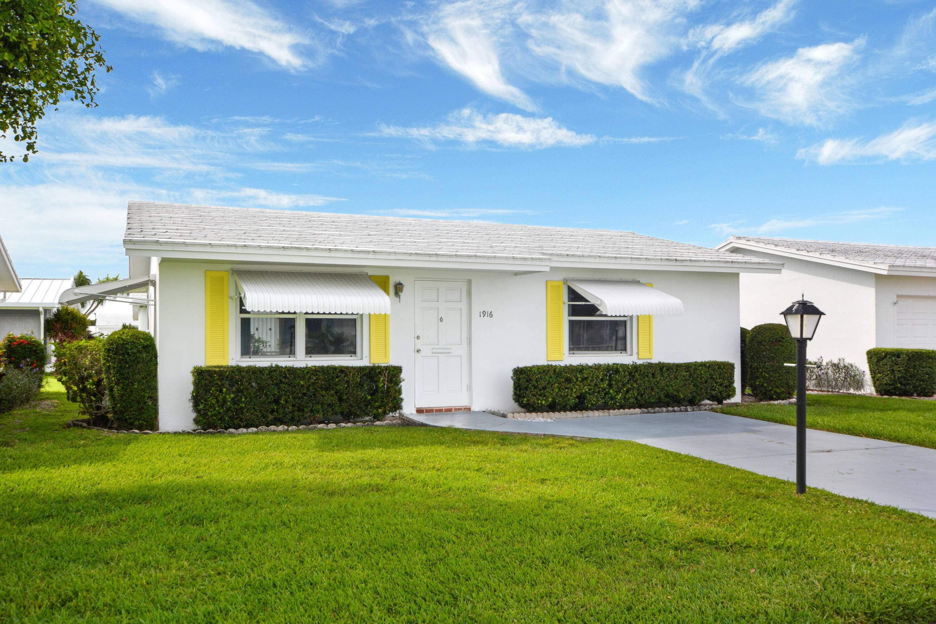 Perfect winter hideaway 2Br 1Ba with screened porch and quiet street.