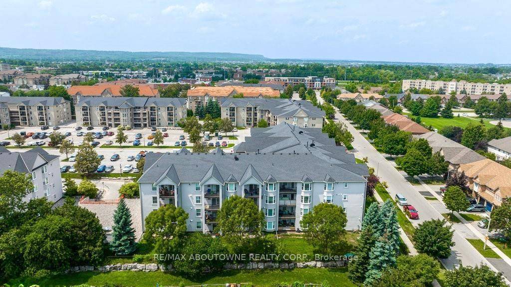 Welcome to this well maintained 1 bedroom den unit in Burlington's sought after Wedgewood condos located in the Tansley neighbourhood.