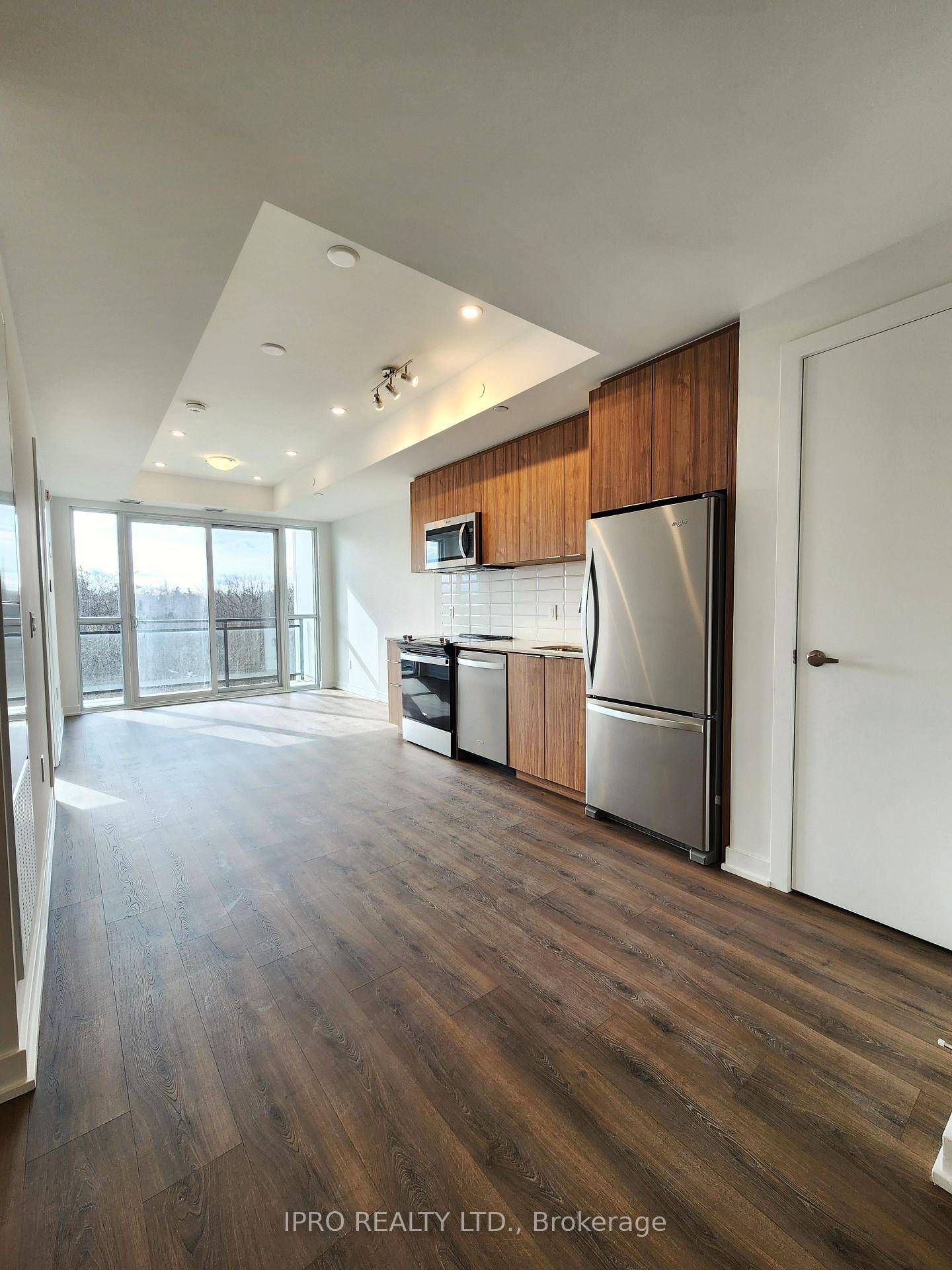 Brand new Unit 1 Bdm Den 2 Full Washrooms backing to a Ravine, Lots of natural Light with 1 Parking and 1 Locker peace and quiet SE Views.