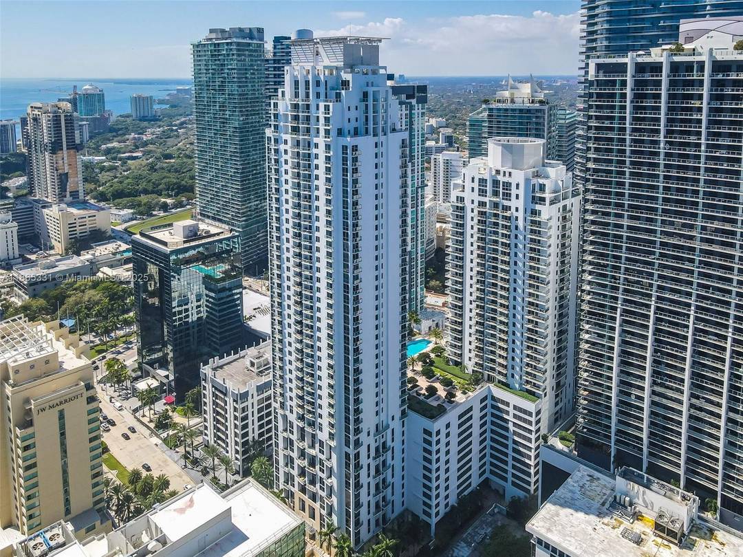Prominent, luxurious building located in Brickell District !