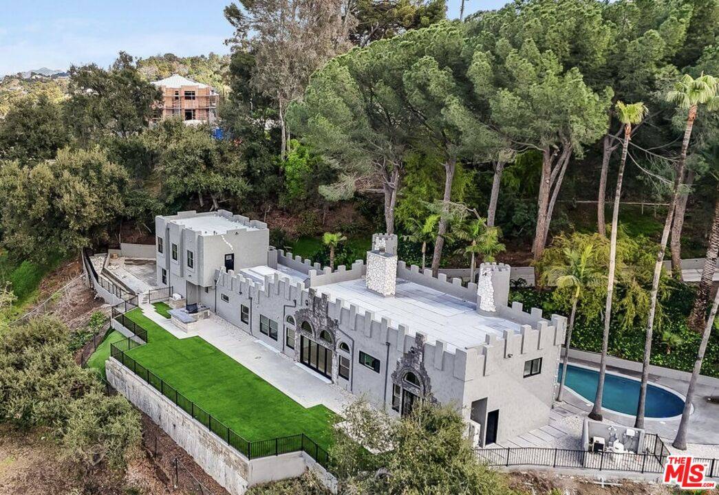 15851   Mulholland Pl 5.0 Brentwood LA