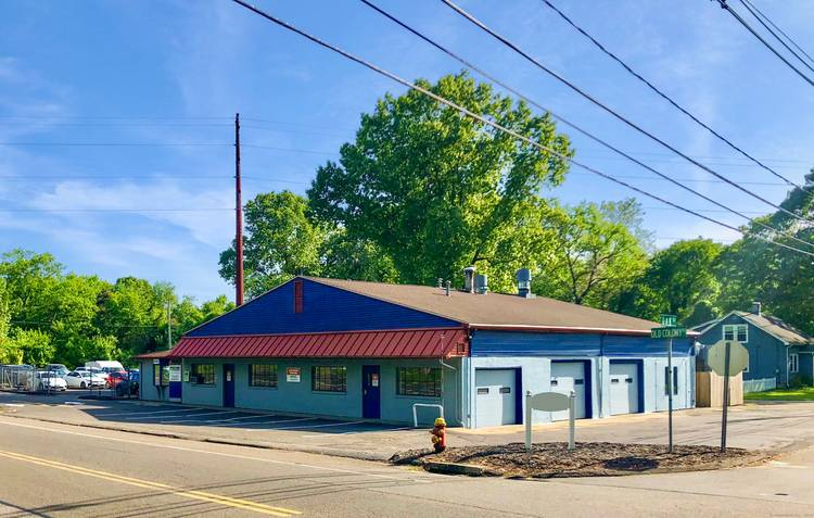 This spacious 4, 475 sq ft commercial industrial building provides a prime opportunity for businesses seeking a well established location.