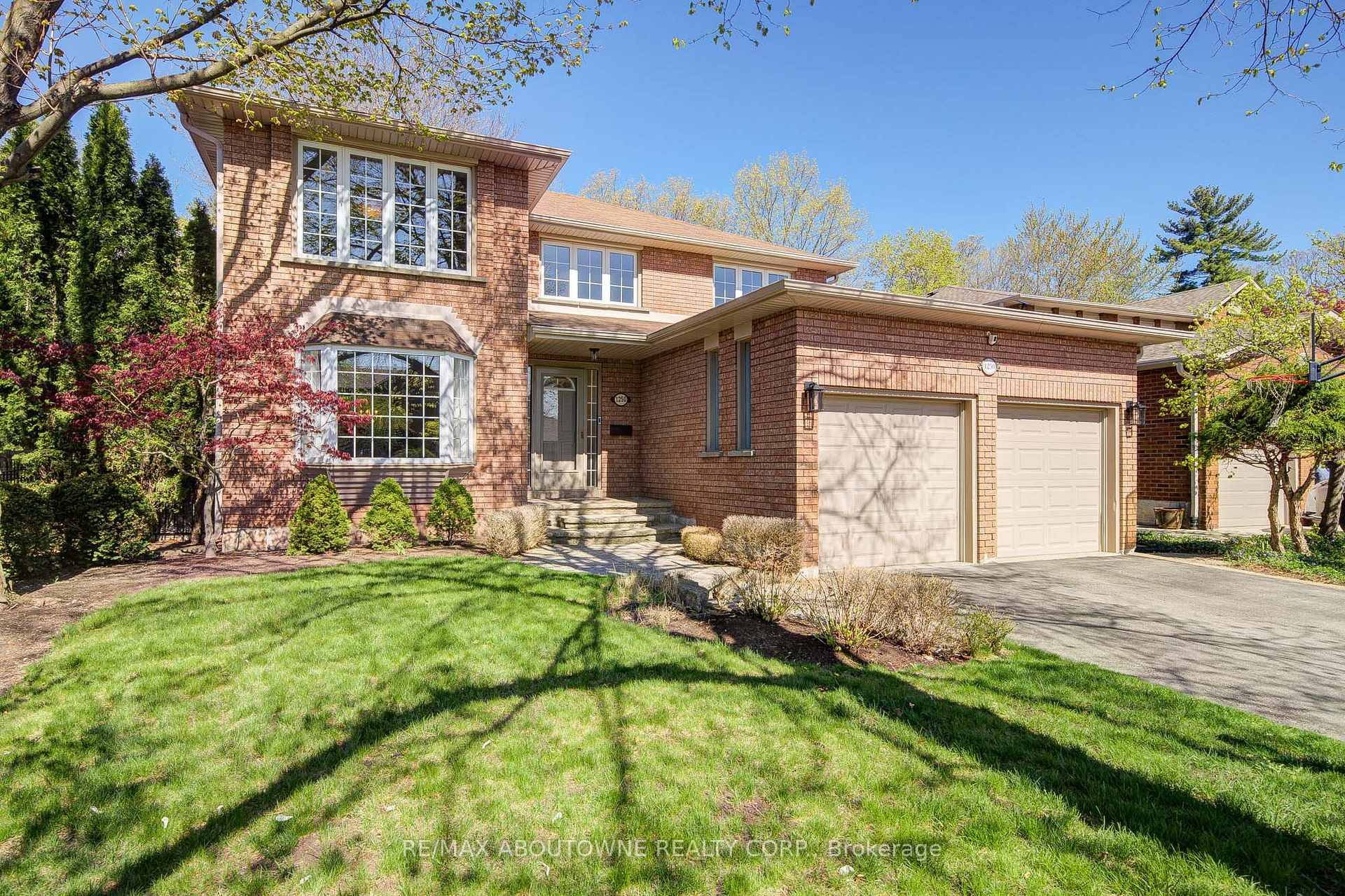 Glen Abbey Ravine Retreat Steps from Top Ranked SchoolsNestled at the end of a quiet cul de sac in Oakville's prestigious Glen Abbey, this 4 1 bedroom, 4 bathroom detached ...