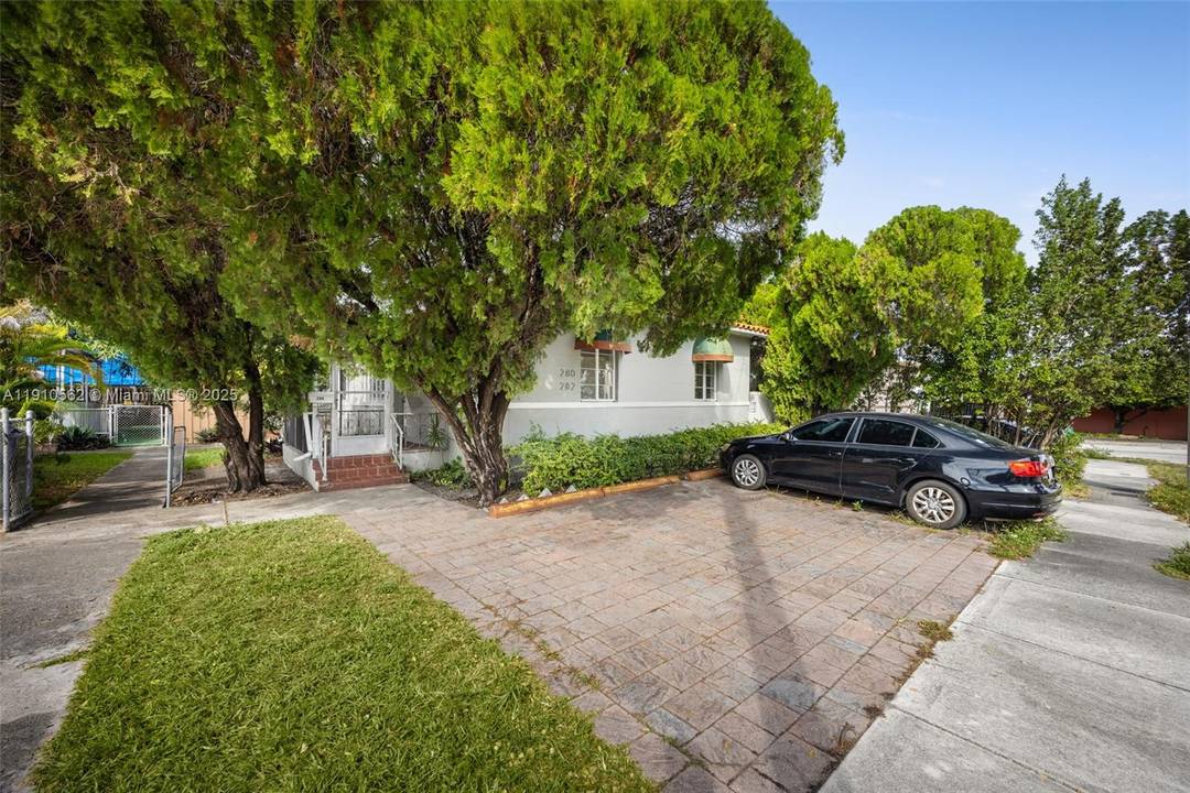 Tucked in a central Miami location near 836, the airport, and Downtown, this versatile duplex blends comfort and convenience.