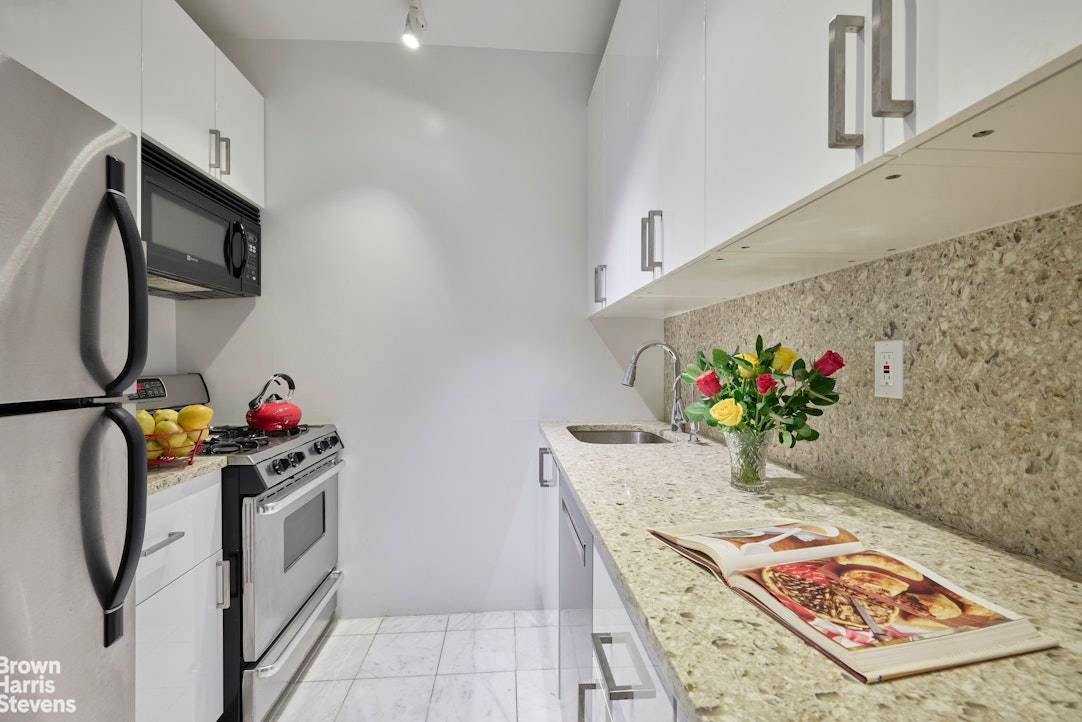 ELEGANT, SPACIOUS, AND JUST FOR YOU This beautifully appointed one bedroom home is in perfect condition and offers open East and North views over the Upper West Side toward Central ...