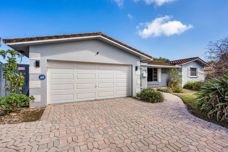 Beautiful Beach House in Desirable Imperial Point Neighborhood.