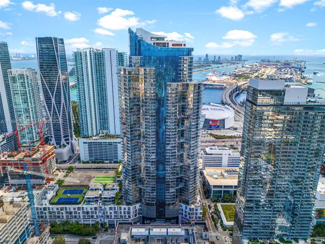 Experience the pinnacle of urban luxury in Unit 1205 at the world renowned Paramount Miami Worldcenter.