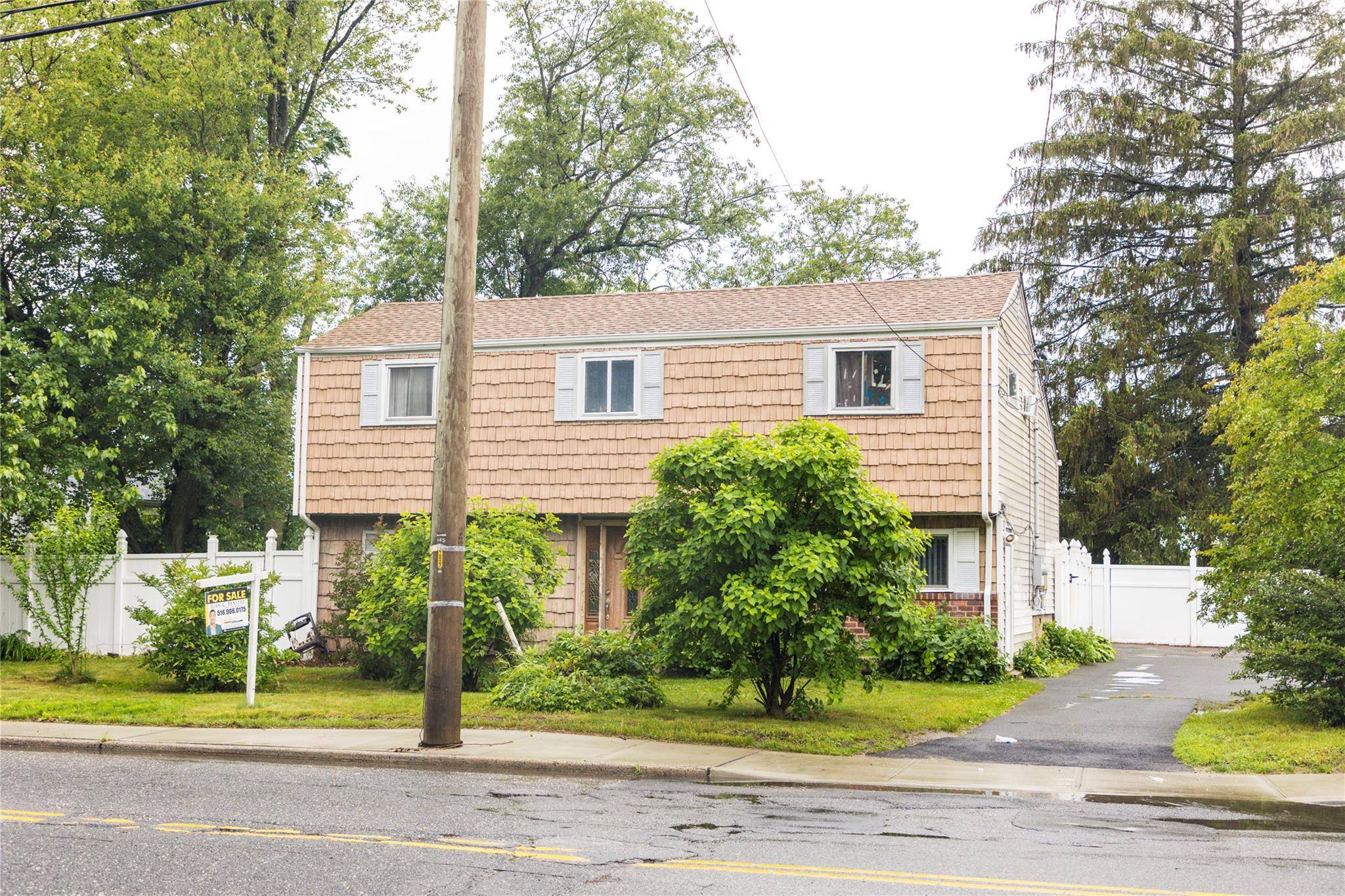 Great opportunity to own a spacious split level home with 6 bedrooms and 2 full baths, located in Bay Shore within the Brentwood School District.