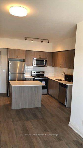 Located right next to Little Lake, Lakevu Condo offers the perfect blend of convenience and comfortjust minutes from Highway 400, shopping centres, hospitals, and Georgian College.