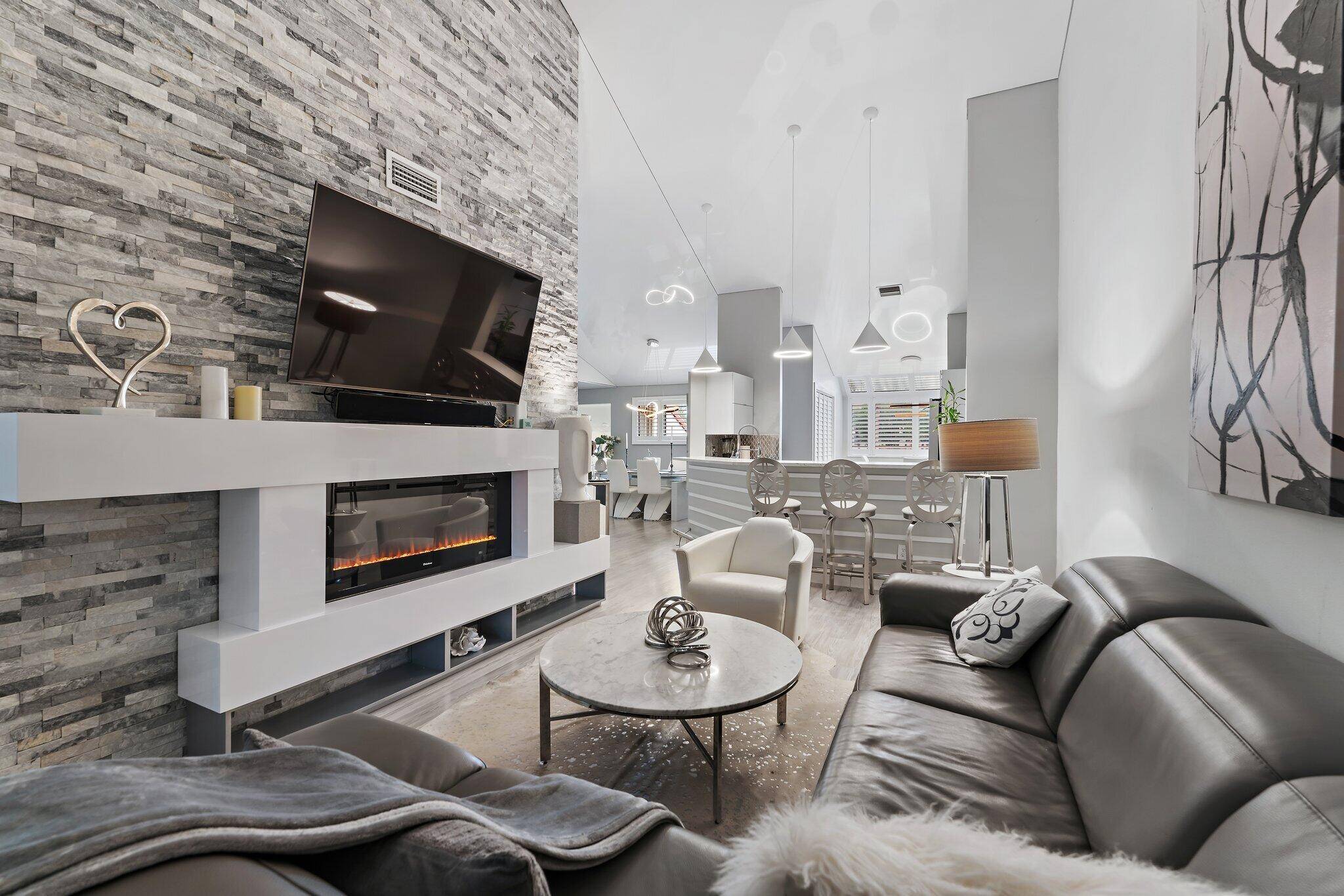 Enjoy Juno Beach living in this beautiful contemporary 2 bed and 2 bathroom condo.