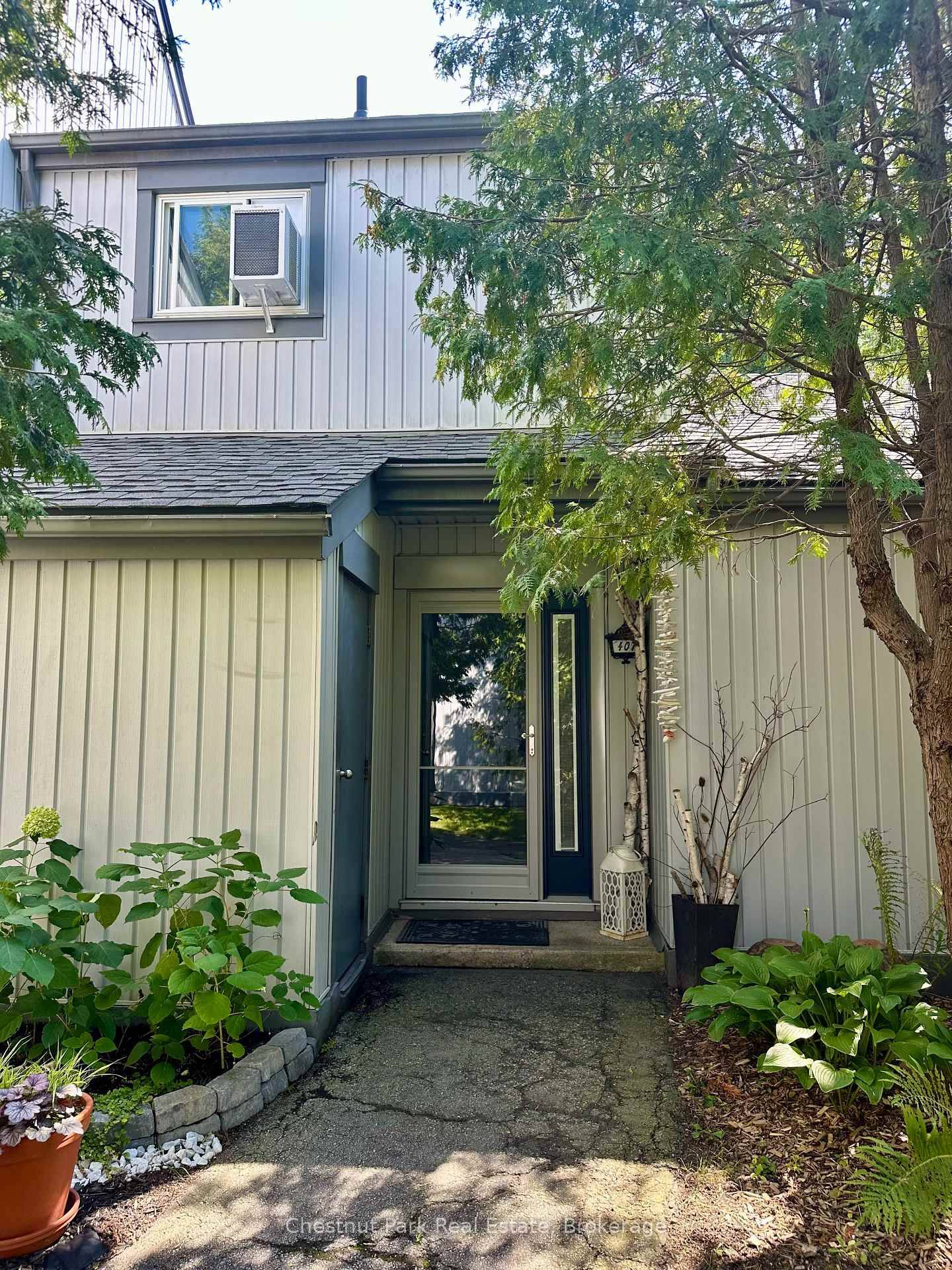 ANNUAL LEASE This beautifully updated two bedroom, two bathroom condominium is ideally located just a short drive from local beaches, exceptional hiking trails, Blue Mountain, and downtown Collingwood.
