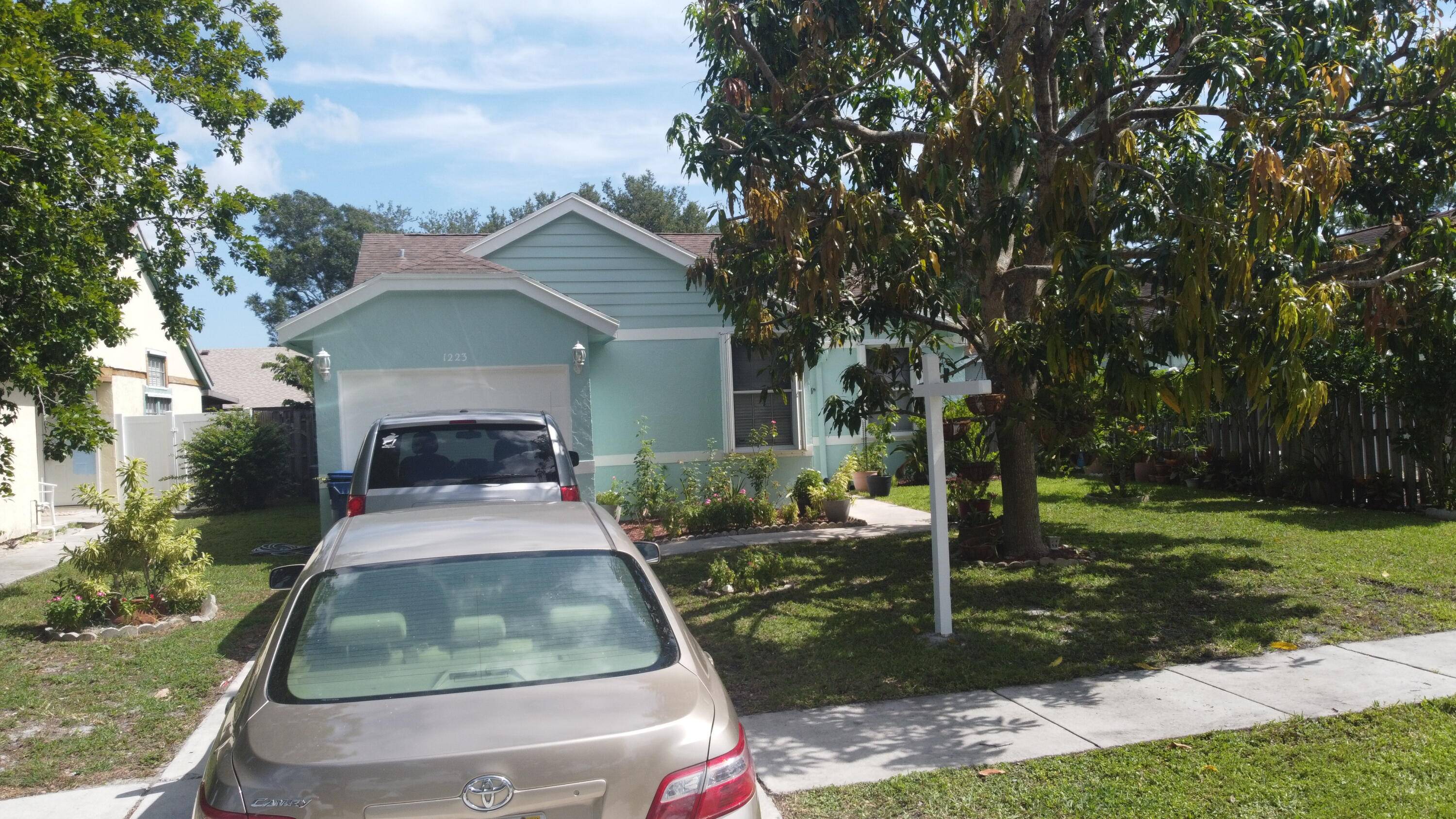 BEAUTIFUL SINGLE FAMILY HOUSE IN THE HEART OF JUPITER FLORIDA FOR SALE, THIS CHARMING PROPERTY LOCATED IN THE CITY CENTER OF JUPITER, A FEW MINUTES FROM BEAUTIFUL BEACHES, LOCAL HOSPITALS, ...