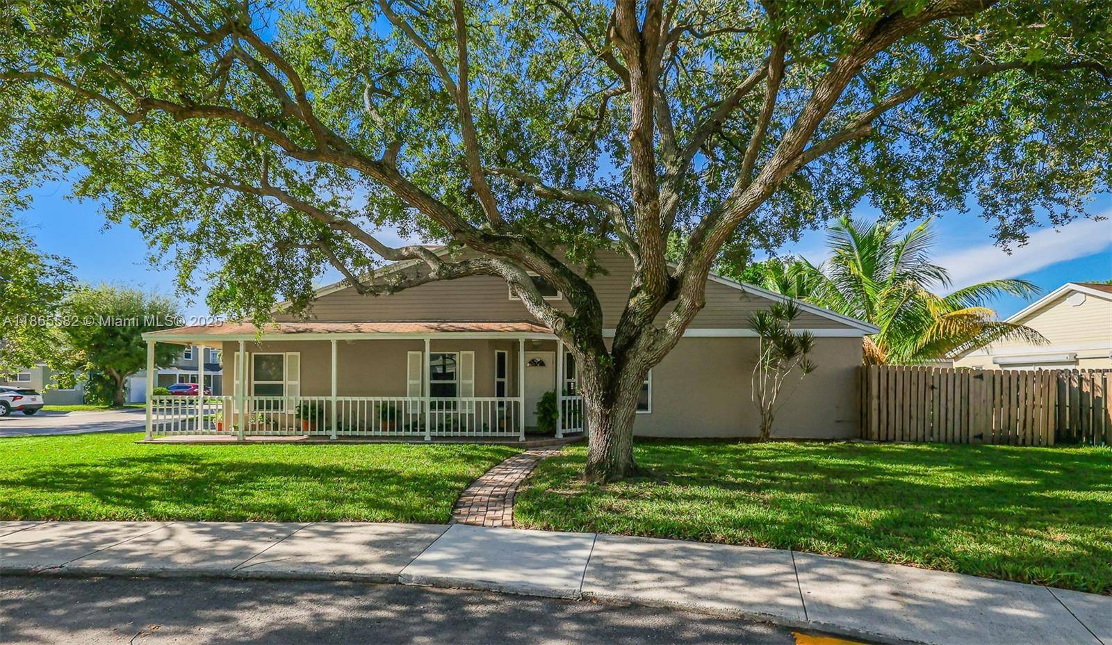 Fantastic opportunity with this 3 2 single family house in the sought after Hampton Lakes sub division.