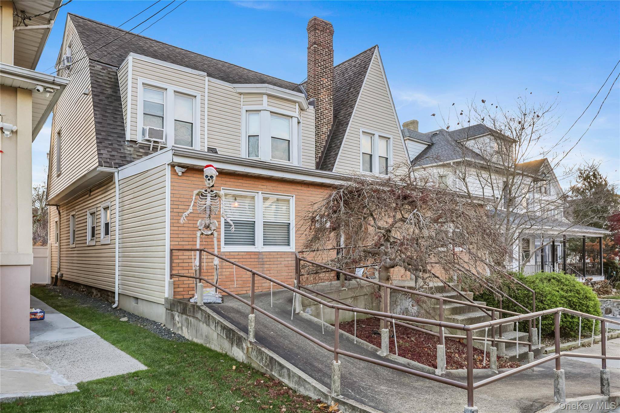Endless Possibilities in Prime New Rochelle Location !
