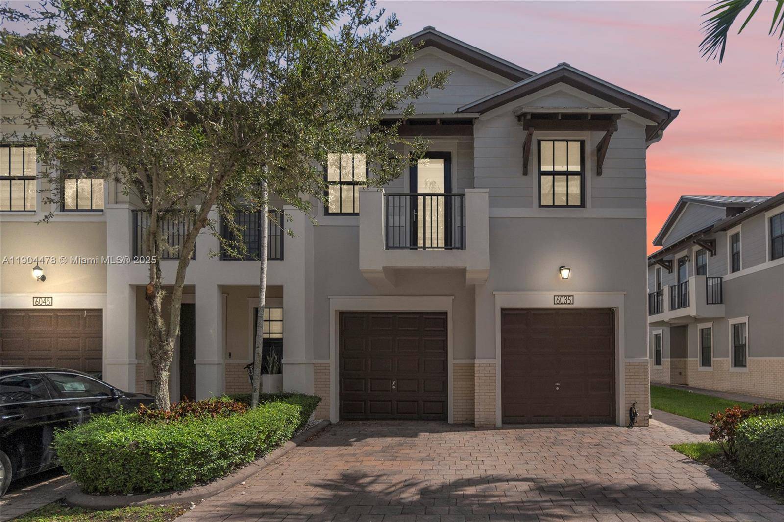Beautiful Corner Lake View Home in Doral Cay !