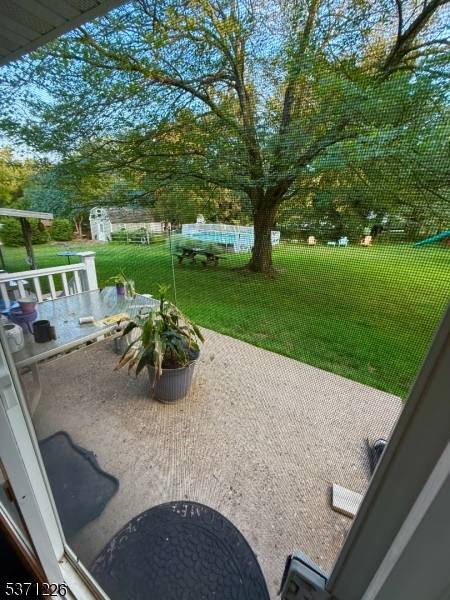Beautiful Area ! Just unpack your bags call this house your home !