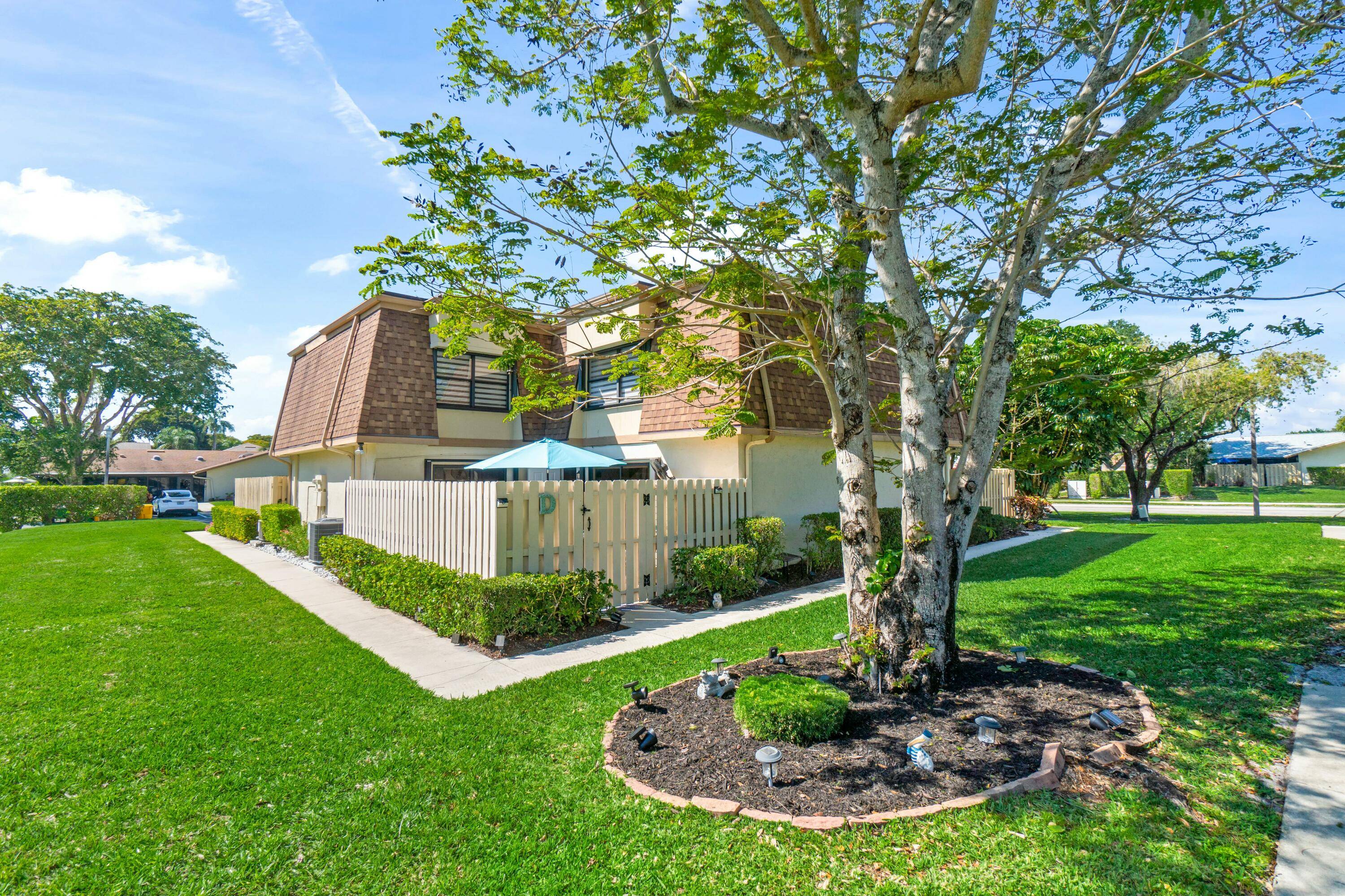 Beautiful contemporary garden, freshly landscaped townhouse located in the highly desirable Rainberry Bay.
