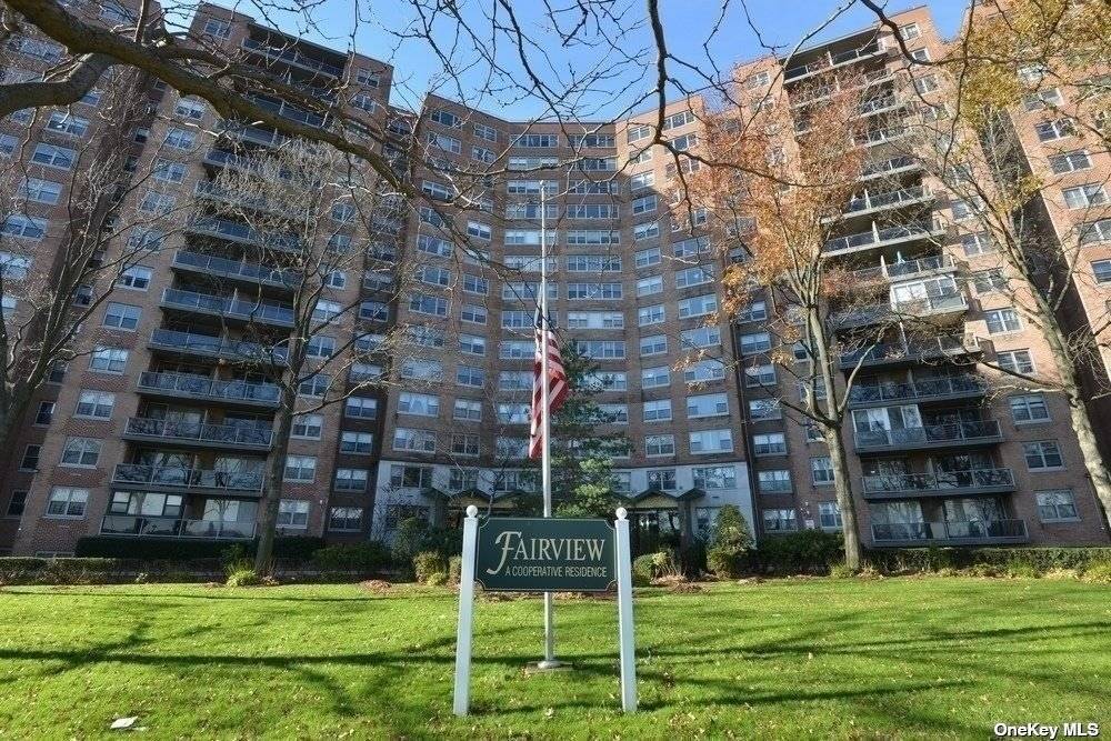 Charming, Naturally Well Lit 2 Bedroom 2 Bathroom Apartment In Luxury Fairview Complex.