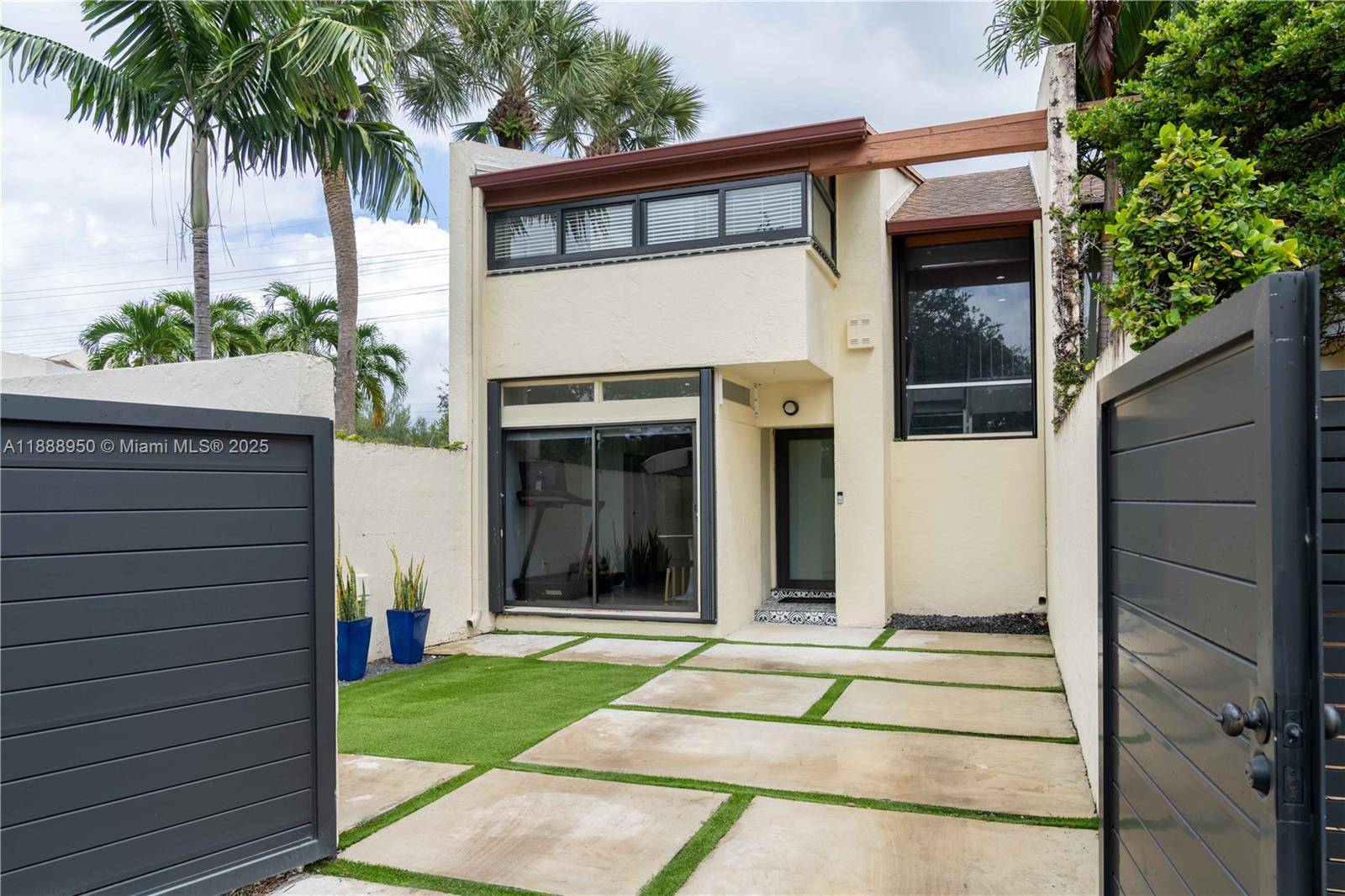 Rare oversized corner unit townhouse in Kendalltown !