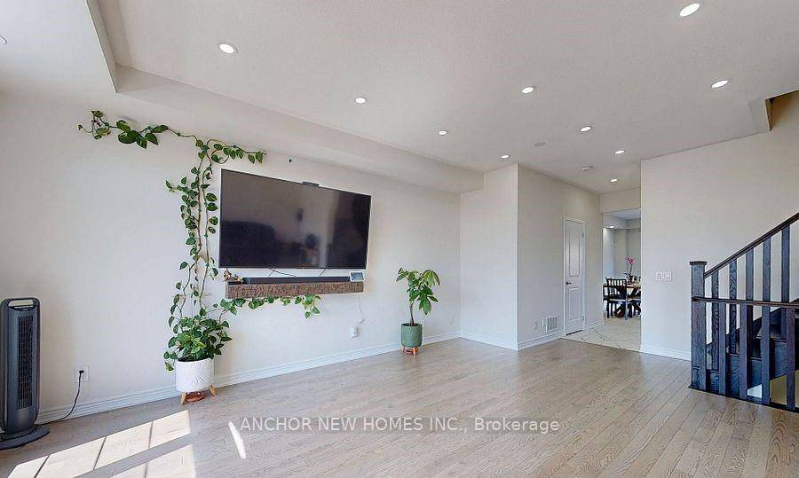 There are 2nd amp ; 3rd Bedroom for Rent, A Stunning two years New Luxury Townhome In Family oriented Whitby, Full Naturally Bright amp ; Comfortable Bedroom, Friendly Landlord, A ...