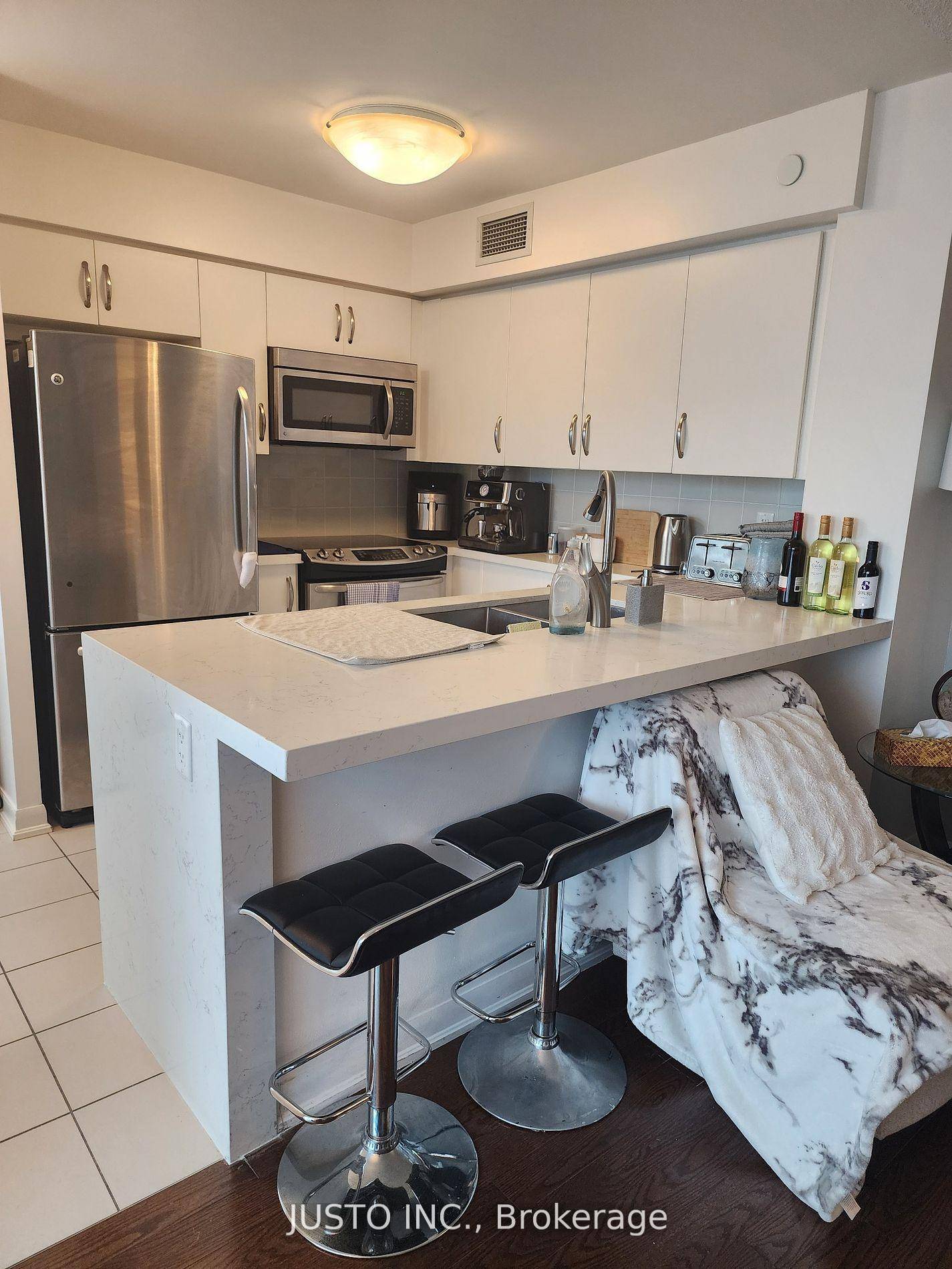 Great Location At Sherway Immaculate 2 Bedroom, 2 Bath Boasts Clear View To Lake amp ; A Gorgeous Open Kitchen W Granite Counters, Hardwood Floors, Primary Bedroom W Upgraded 4 ...