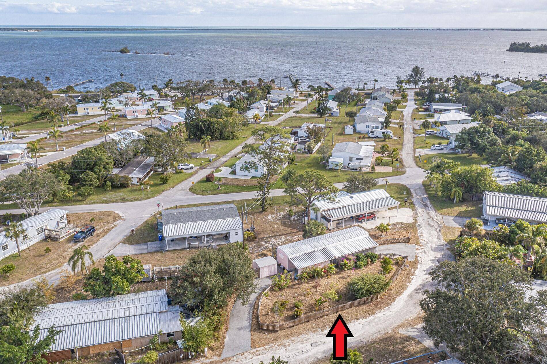 What a great homesite this is walk to the riverfront !