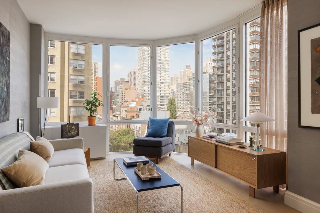 THE STRATHMORE PRESENTS A BRIGHT CORNER ONE BEDROOM WITH CITY VIEWS Rising 44 stories above the leafy charm and quiet sophistication of the Upper East Side, The Strathmore is more ...