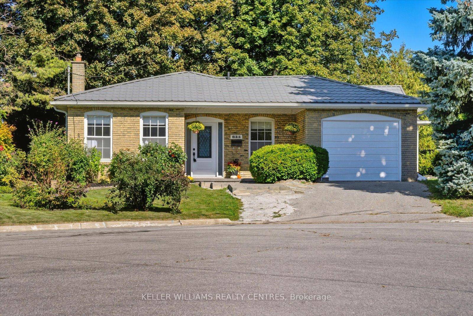 Charming home on Quiet Court in Sought After Newmarket Location !