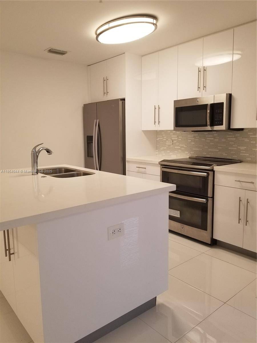 Beautiful 2 Bedroom 2 full modern bathrooms apartment with very nice modern open floor plan.