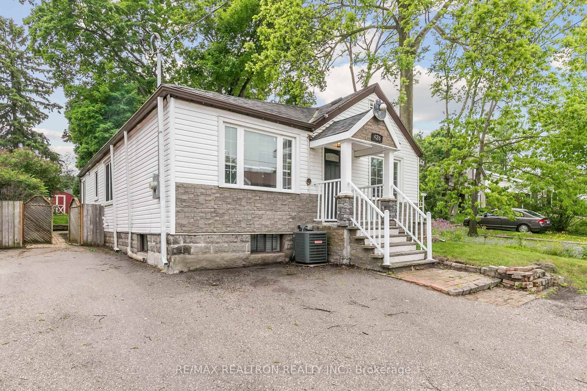Bright amp ; Spacious 3 1 Bedroom Raised Bungalow in Prime Newmarket Location !