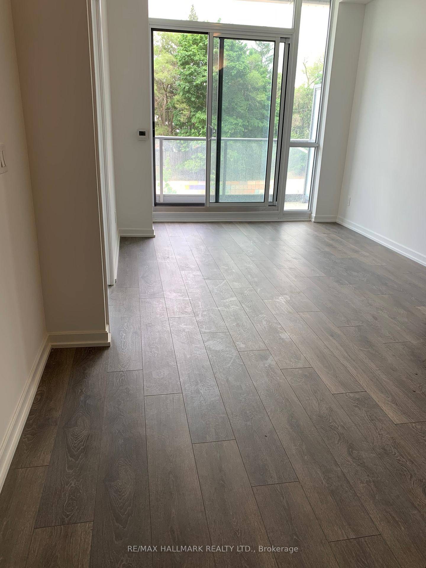 Spacious 1 Den. 9' Foot Ceiling, Modern Open Concept L Shape Kitchen !