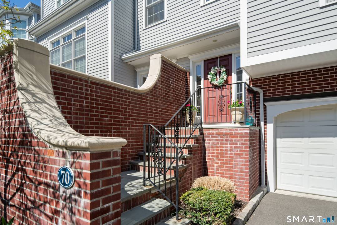 Note Townhouse with elevator to all three floors !