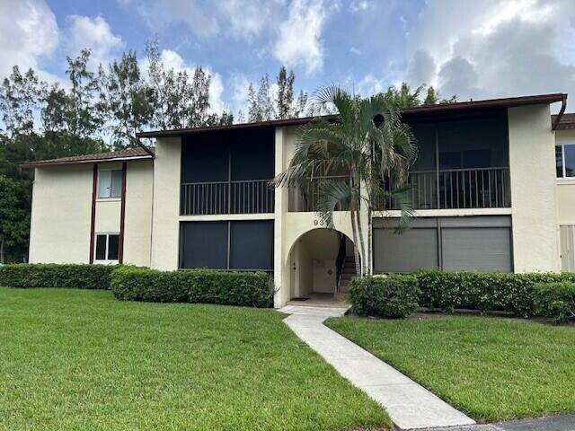 Beautifully renovated 2 bedroom, 2 bathroom condo with modern finishes throughout !