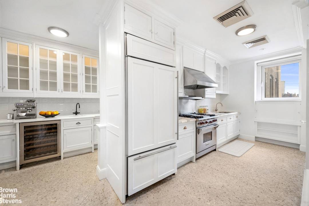 First appointment Sunday, April 19, 2026 Welcome to this pristine and sun filled corner home at 650 West End Avenue, offering 1, 839 square feet of timeless elegance and modern ...