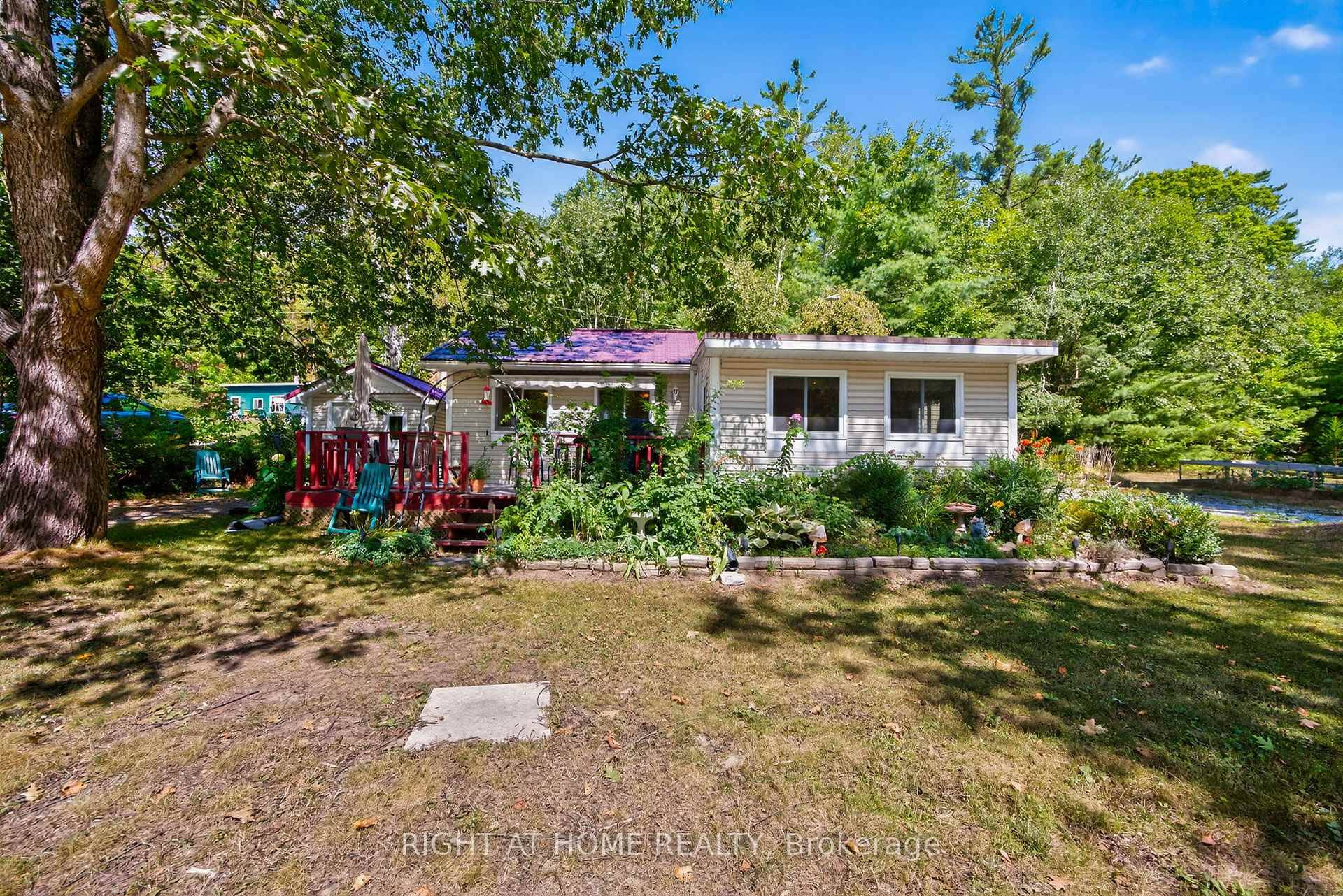 Quaint Bungalow Vacant Lot Privacy, Potential amp ; Muskoka Charm !