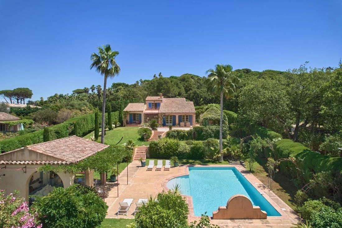 close to the beaches and the village of Saint-Tropez