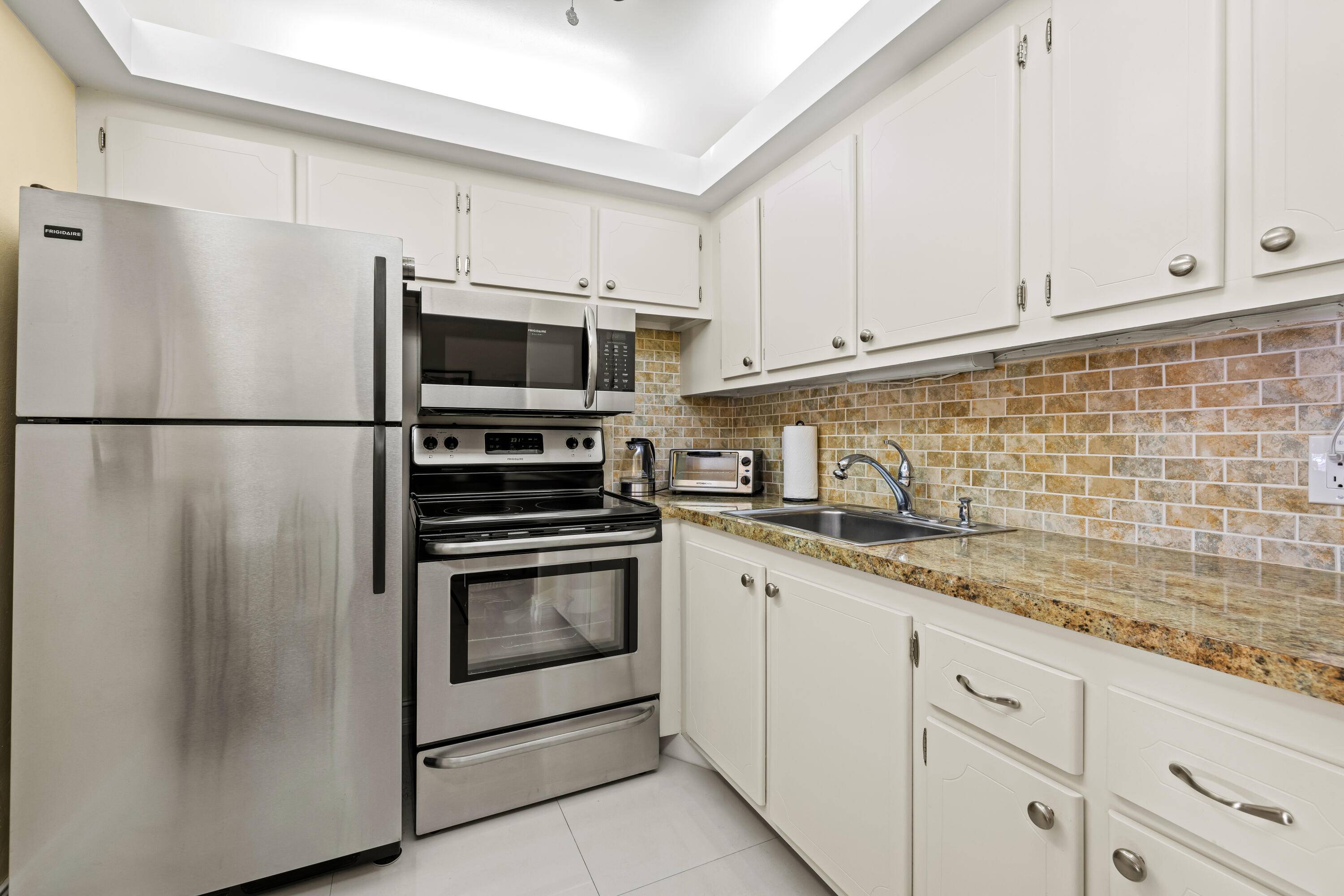 Turnkey ! ! This immaculate, beautifully maintained, bright and spacious apartment offers numerous upgrades including gorgeous porcelain tile floor throughout, renovated bathrooms, new electrical panel, new water heater, new A ...