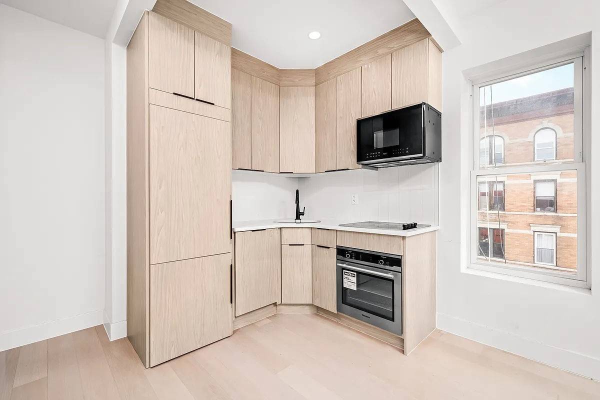 Amazing Location ! This charming top floor apartment is just one block from the beautiful Prospect Park and one block from the F G subway station, offering the ultimate convenience ...