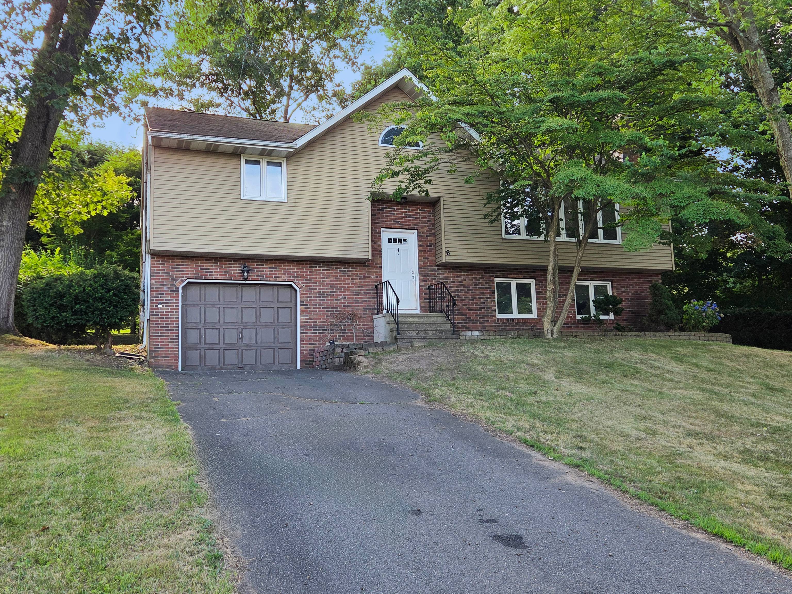 Raised Ranch featuring Eat in Kitchen with stainless steel appliances.