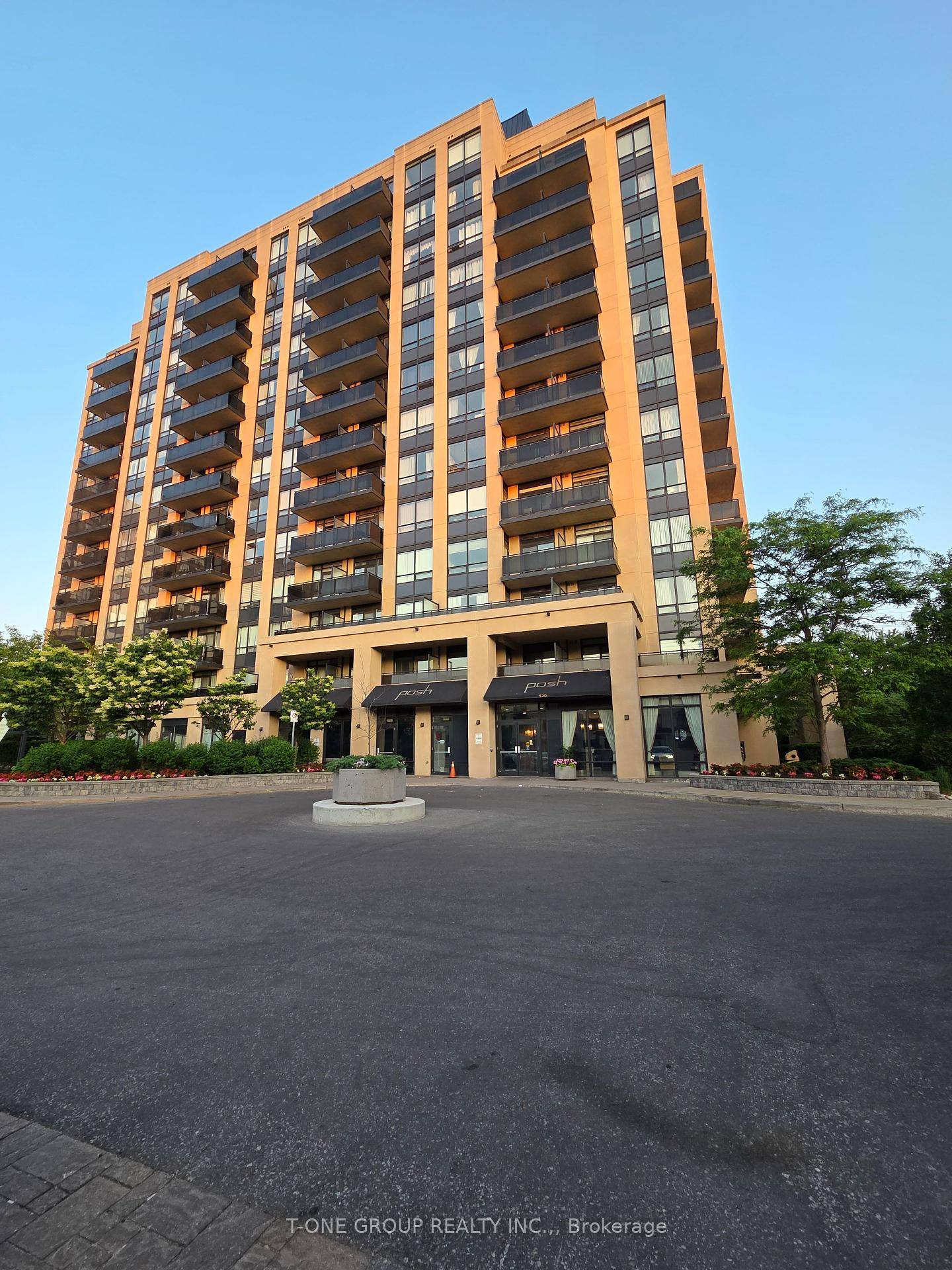 Prestigious Location ! Spacious and bright 1 bedroom condo offering 680 sq.