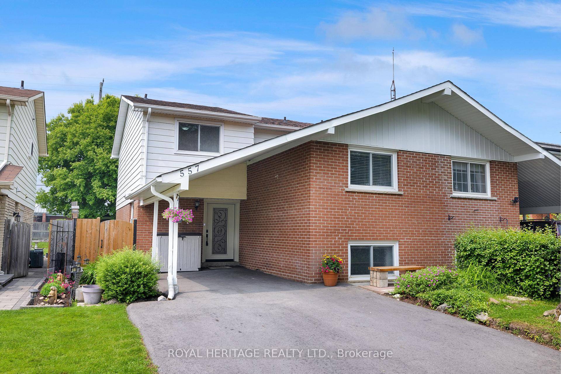 Beautifully Updated 4 1 Bedroom Semi Detached Backsplit in Family Friendly Oshawa !