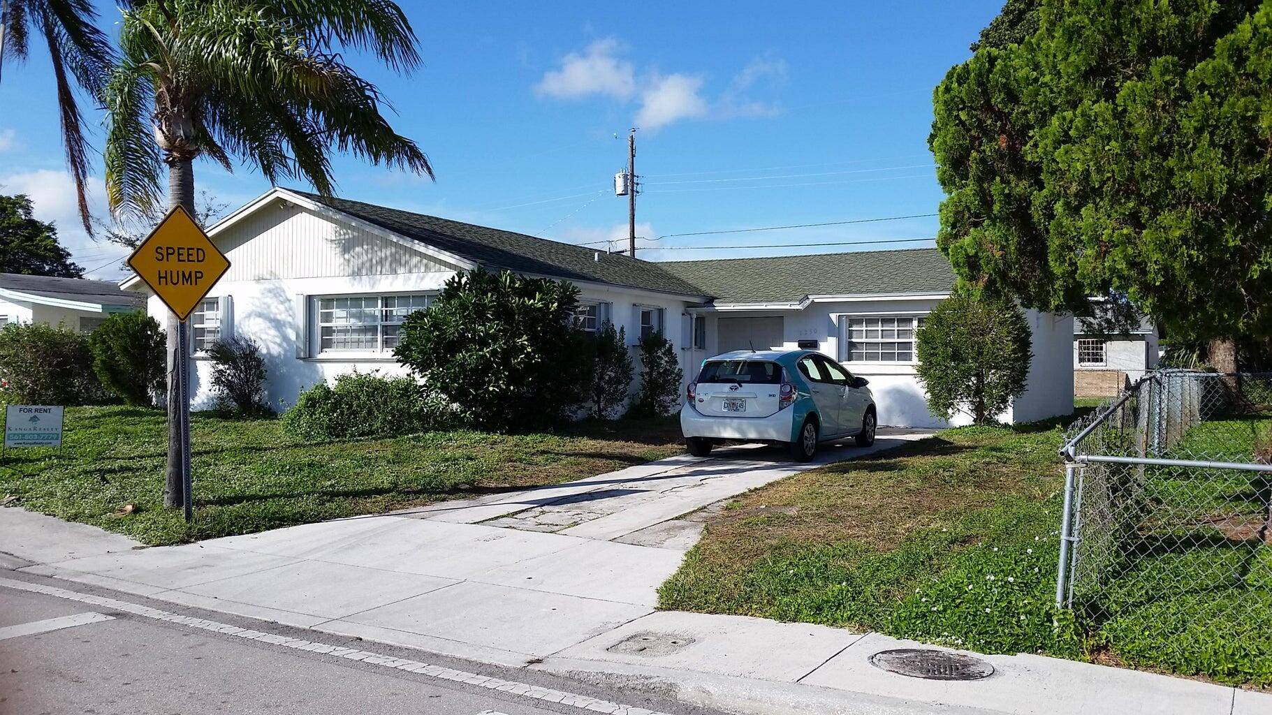 Nice 4 2 home available in Riviera Beach !