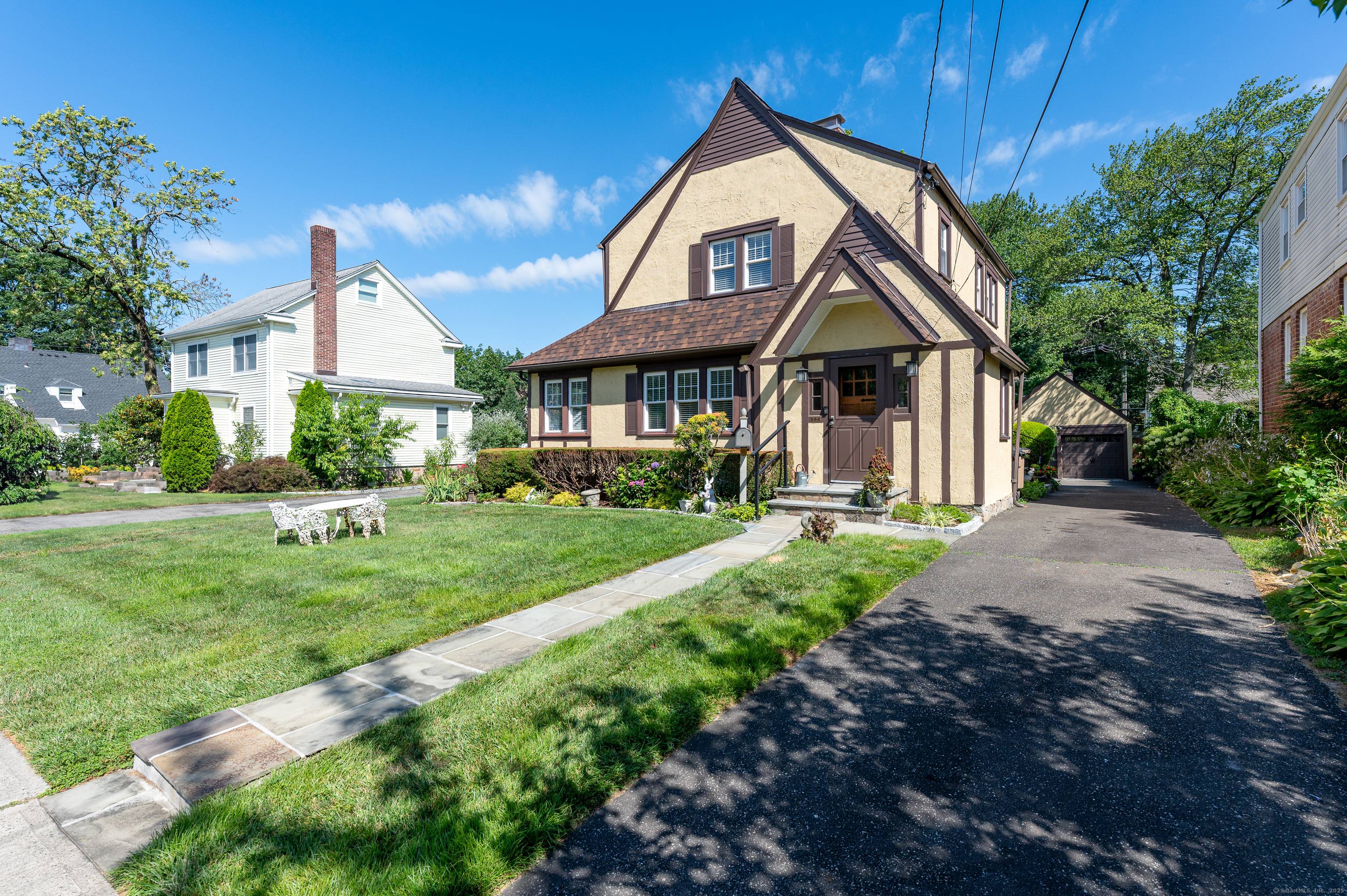 A rare find in this oh so convenient walk to town location where sidewalks line the streets.