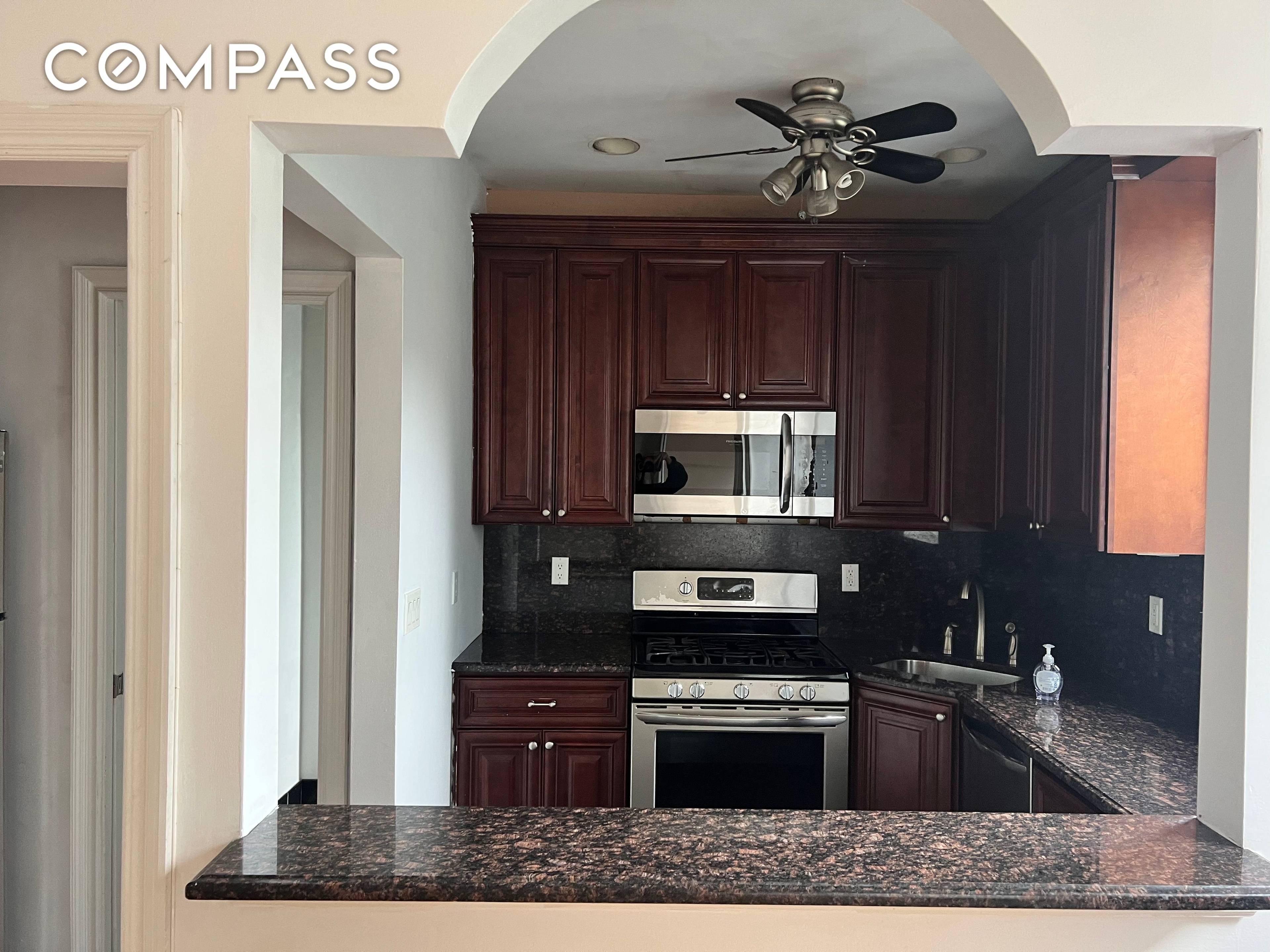 Spacious bright 2 bedroom apartment in Carroll Gardens.