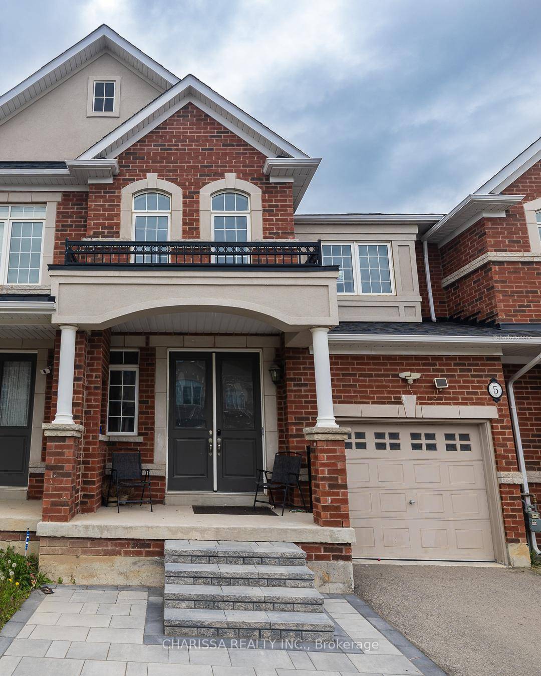 Welcome to 5 Heming Way where comfort meets style in this stunning, move in ready townhome nestled in one of Ancaster's most sought after communities.