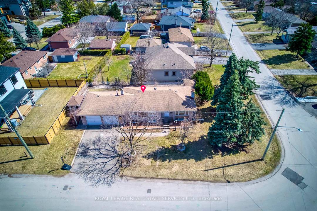 SHORT TERM RENTAL Nestled on a quiet court in Southwest Oakville, this beautifully upgraded bungalow offers the perfect blend of move in ready comfort.