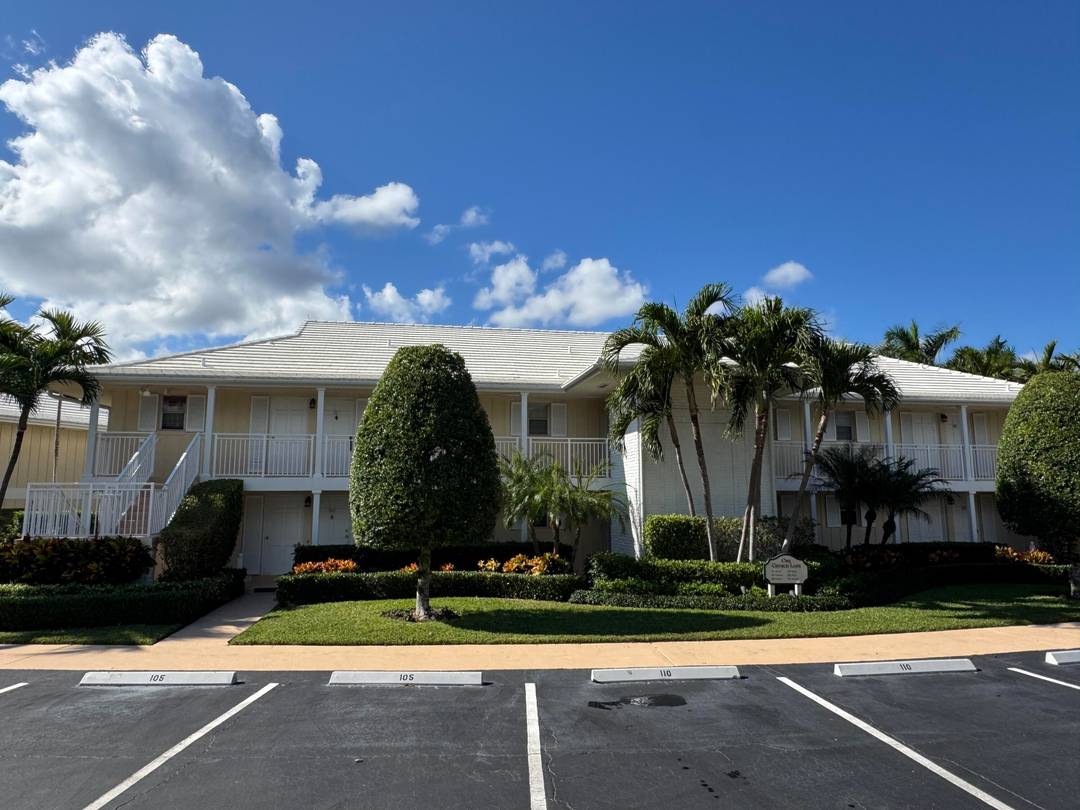 SPACIOUS, GROUND FLOOR, DOUBLE SUITE OVERLOOKING LITTLE LAKE WORTH.