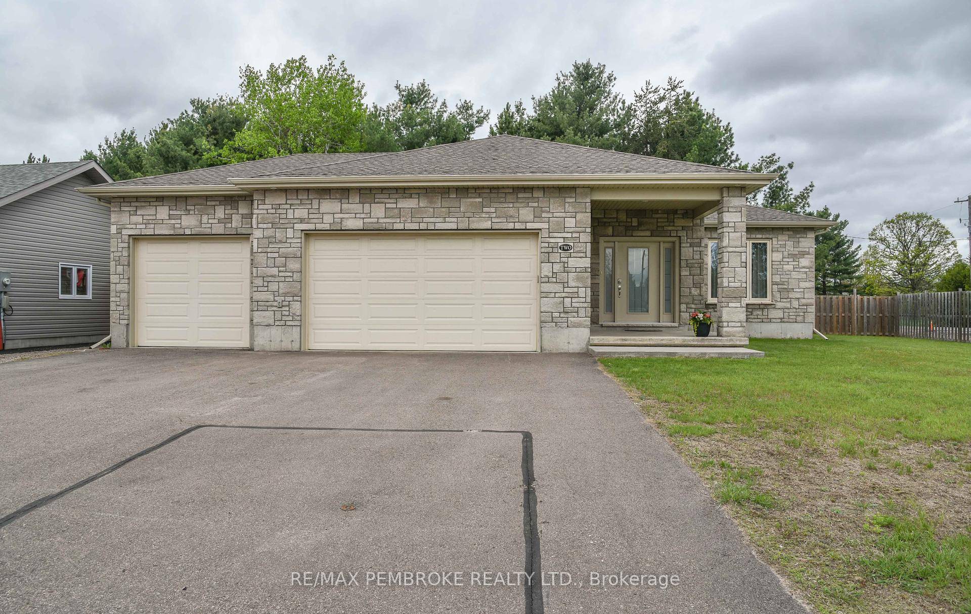 Custom Sprawling Bungalow in the Heart of Town !