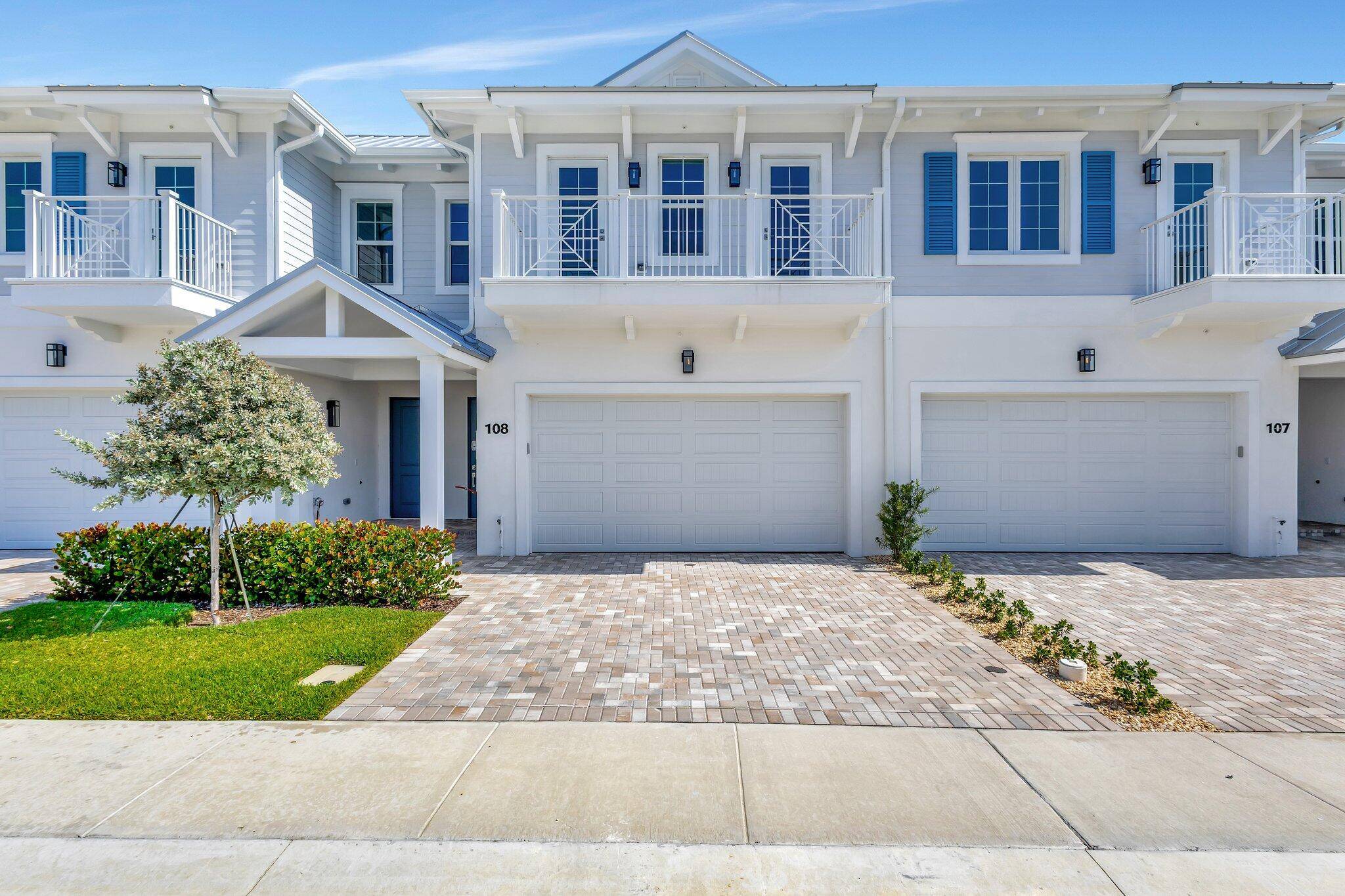 Located just steps away from breathtaking water views and pristine beaches, The Reserve at Tequesta offers brand new luxury townhomes.