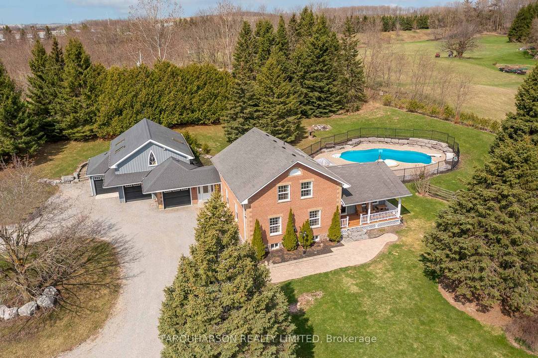 5. 82 ACRES INGROUND POOL AND SPA MINUTES TO STOUFFVILLE Welcome to 3850 Concession 2 !